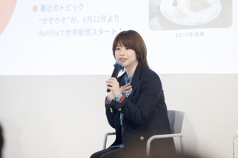 岸田さんが、手を胸に置いて話している様子