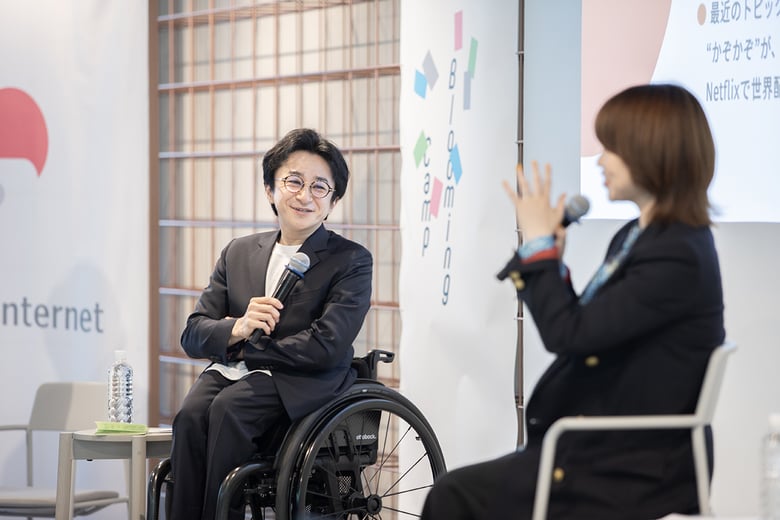 話す岸田さんを垣内が見つめる様子