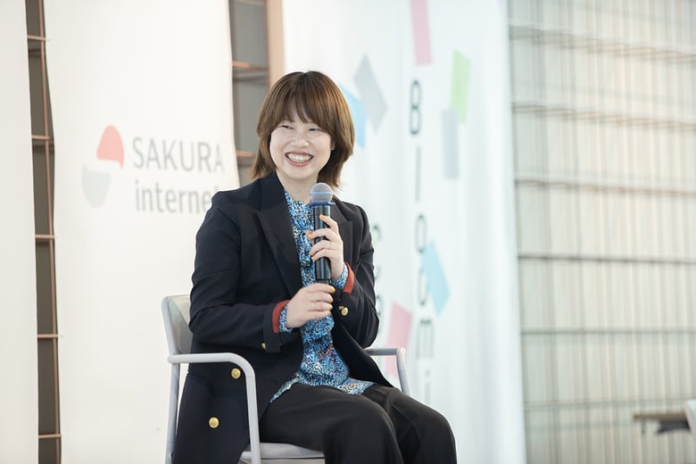 岸田さんが笑顔で話している様子