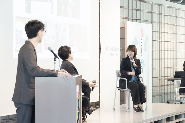 司会越しに、垣内と岸田さんがステージ上で語っている様子