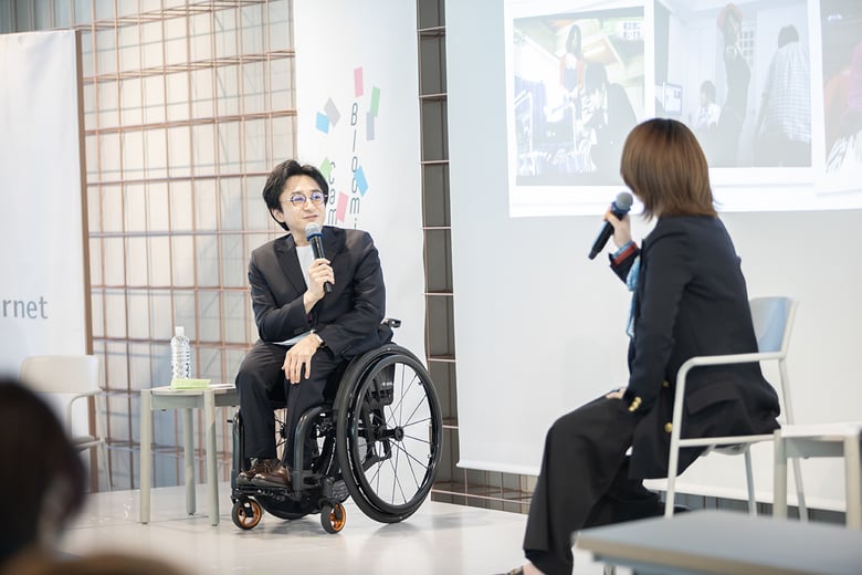 垣内と岸田さんが向かい合い、会話している様子