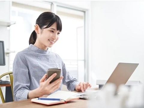 パソコンに向かっている女性の写真
