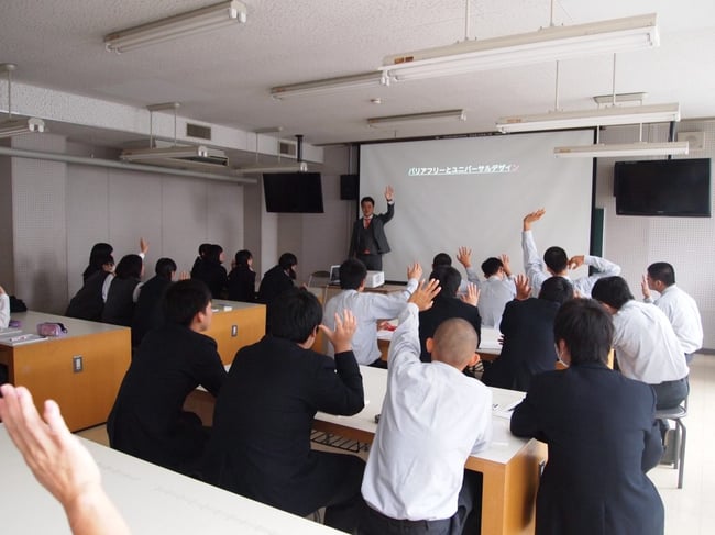 講義で挙手する学生の様子