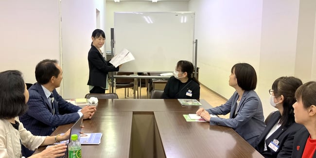 写真　株式会社髙島屋の皆さまが会議を行なっている様子