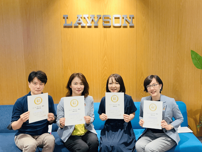 写真　ユニバーサルマナー検定1級を取得してくださったローソンの社員さん4名の様子