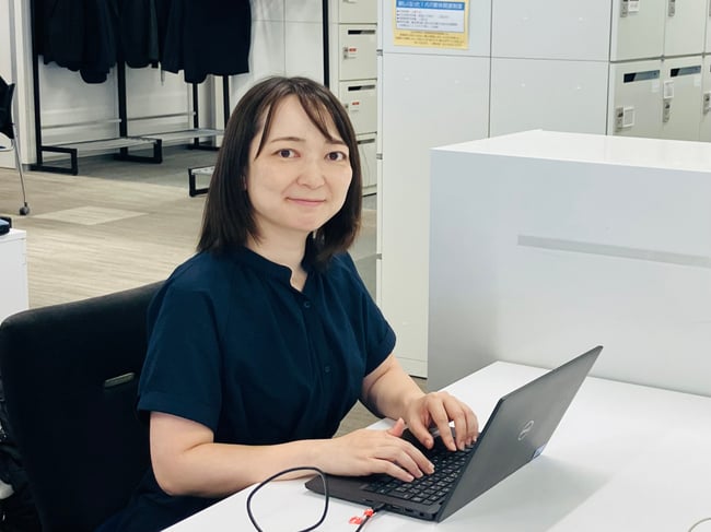 写真　合田様がパソコンで仕事をされている様子