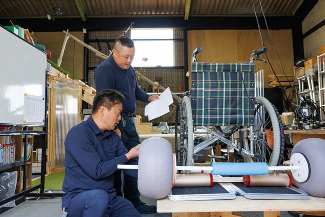 写真　正和工業の吉本さんと澄川さんが車いすを作っている様子