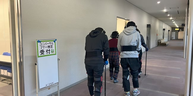 （写真）高齢者実技研修で高齢者体験をしている様子