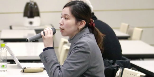 （写真）本村さんがマイクを持って話している様子