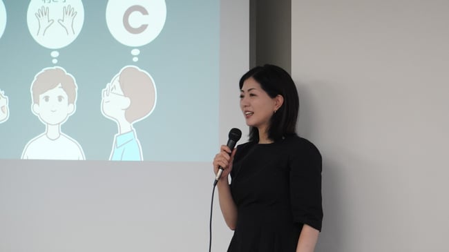 （写真）講師が人と人との違いについて講義をしている様子。