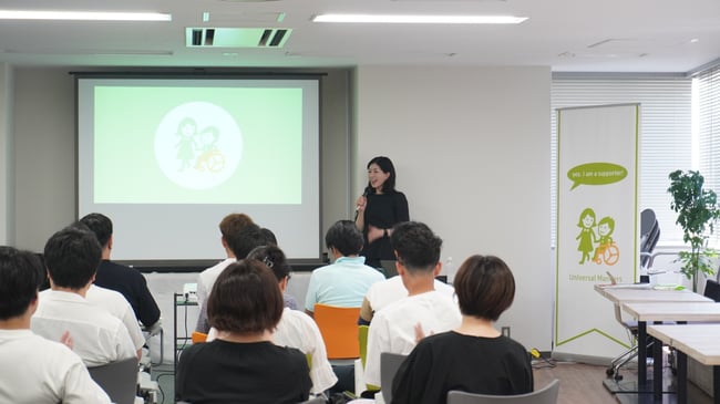 （写真）講師の薄葉が講義をしている様子