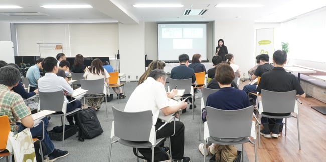 （写真）講師がユニバーサルマナー検定の講義を行っている様子