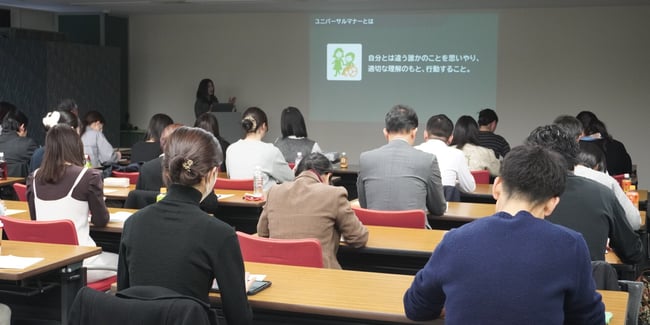 （写真）講師がユニバーサルマナーの定義を説明している様子