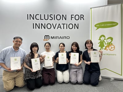 （写真）ホテルニューオータニの社員6名がユニバーサルマナー検定の認定証を持って正面を向いている写真