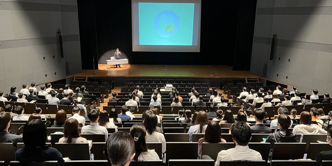 写真　吹田市役所内の会場で受講者が検定受講している様子