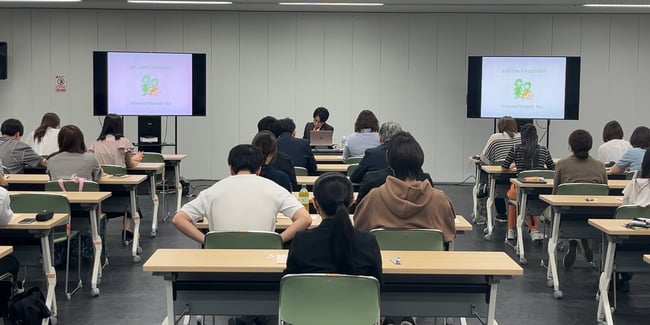 写真　講義の最後に受講者が演習問題を解いている様子