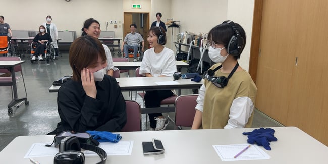 写真　受講者が聴覚障害者の体験を行っている様子