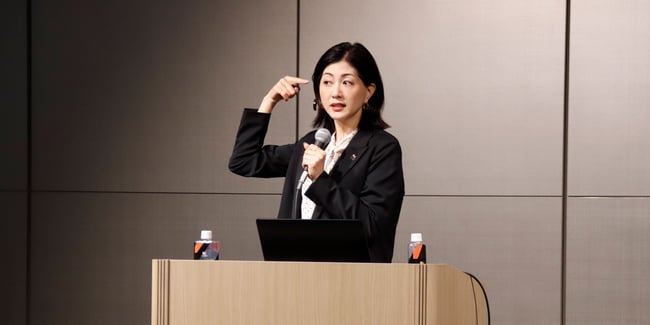 写真　講師が自身の人口内耳について説明している様子