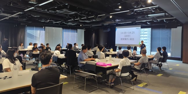 （写真）講師が講義を行っている様子