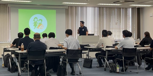 （写真）講師がユニバーサルマナー検定3級の講義をしている様子