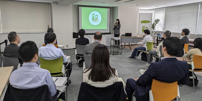（写真）講師が講義を行っている様子