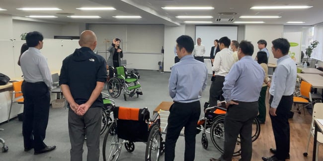 （写真）車いす実技研修で講師が車いすの説明を行っている様子