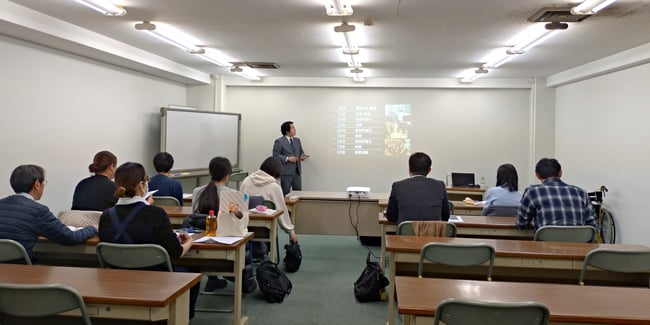 （写真）講師がユニバーサルマナー検定3級の講義を行っている様子