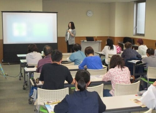 （写真）講師が浜松市の皆さんに講義を行っている様子
