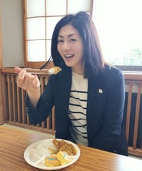 （写真）講師の薄葉が、子ども食堂のカレーを食べている様子
