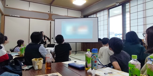 （写真）受講者がユニバーサルマナー検定の講義を聞いている様子