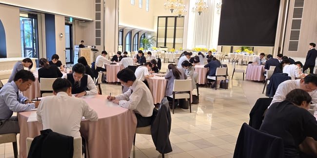 （写真）受講者がユニバーサルマナー検定2級の試験を受けている様子