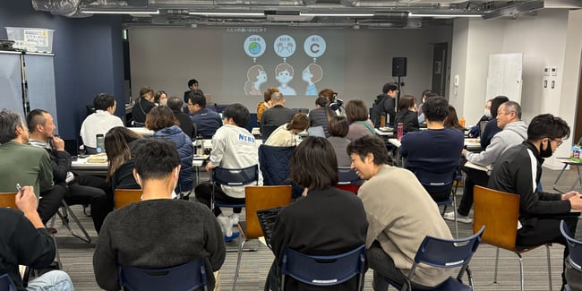 (写真)受講者が演習問題をグループで考えている様子