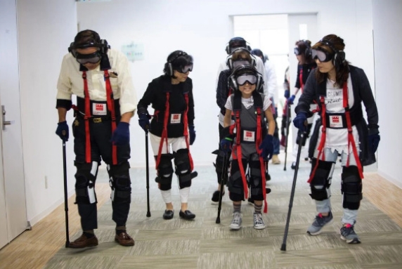 （写真）実技体験の様子。高齢者体験キットを着用した受講者