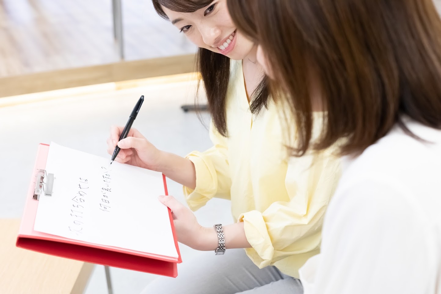 筆談でコミュニケーションを取る様子