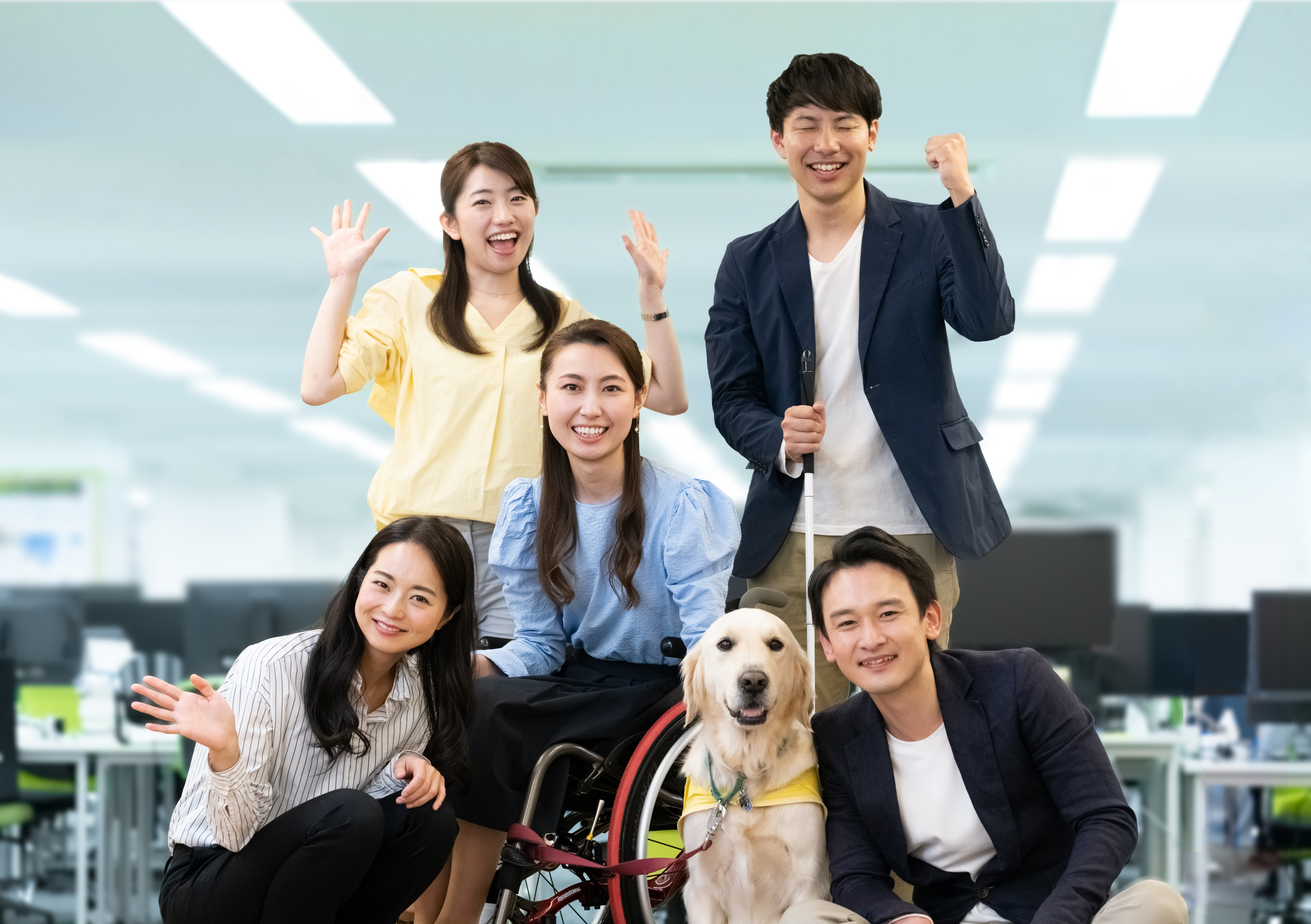 車椅子ユーザーや視覚障害者など多様な人の集合写真